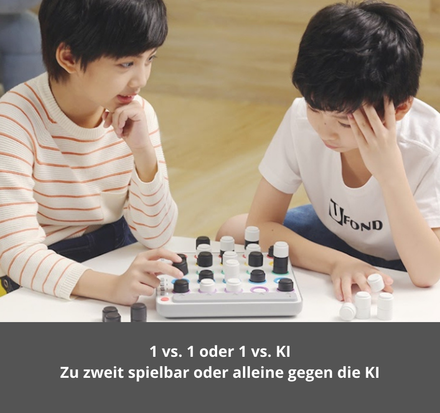 Zwei Kinder spielen gemeinsam GiiKER Smart Four